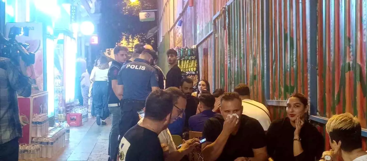 İstanbul Beyoğlu\'nda yapılan denetimlerde aranan 18 şahıs ve 2 düzensiz göçmen yakalandı