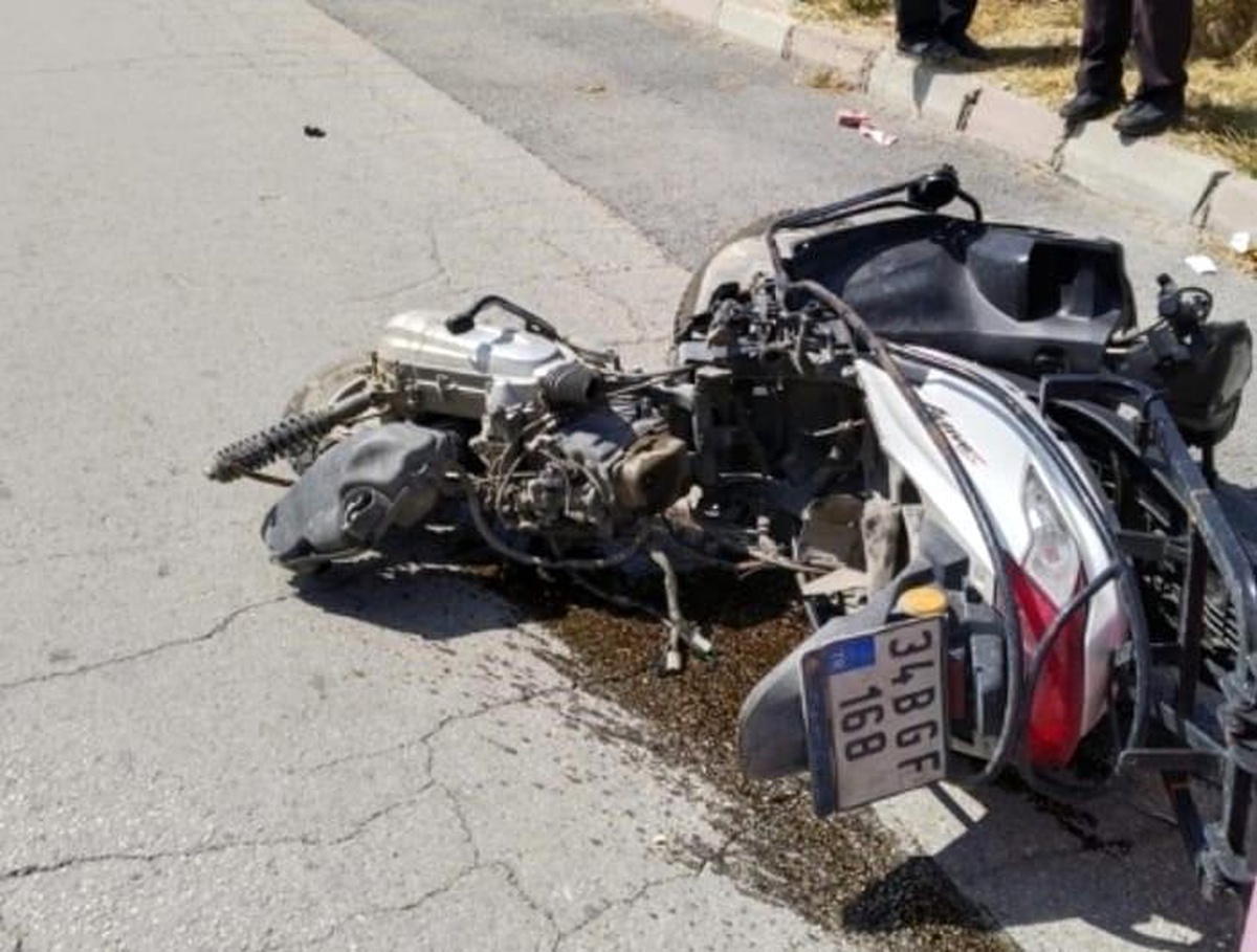 Isparta\'da motosiklet ile ticari taksinin çarpıştığı kazada motosiklet sürücüsü ağır yaralandı