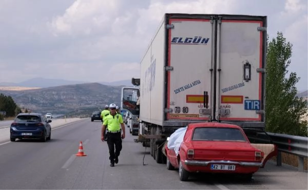 Konya\'da TIR\'a arkadan çarpan otomobilin sürücüsü hayatını kaybetti
