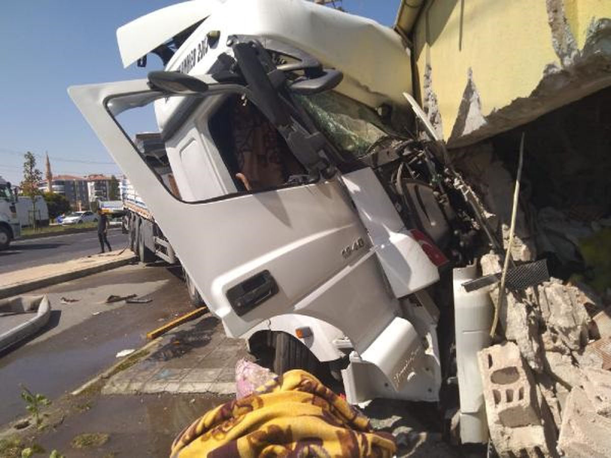 Aksaray\'da TIR, refüjü aşarak dükkana çarptı: 1 yaralı