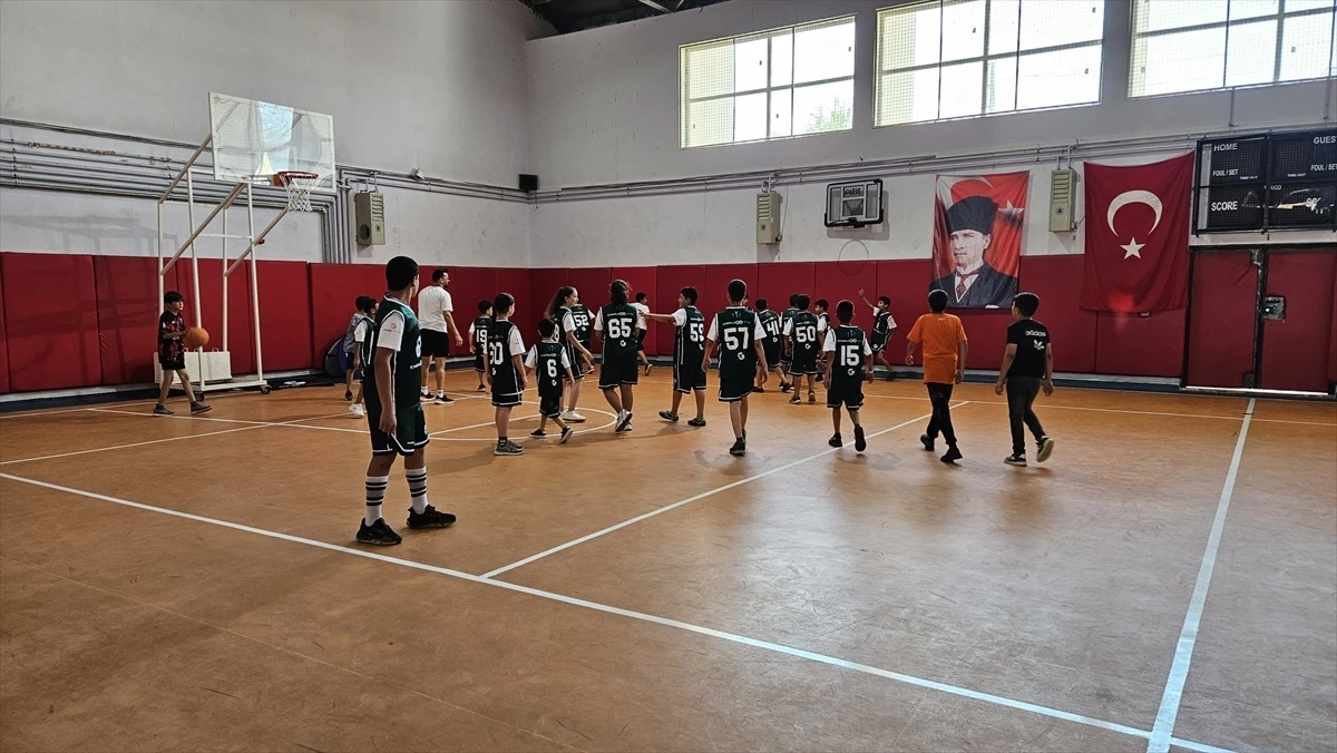 Tufanbeyli İlçe Milli Eğitim Müdürlüğü ve Enerjisa işbirliğiyle basketbol kursu açıldı