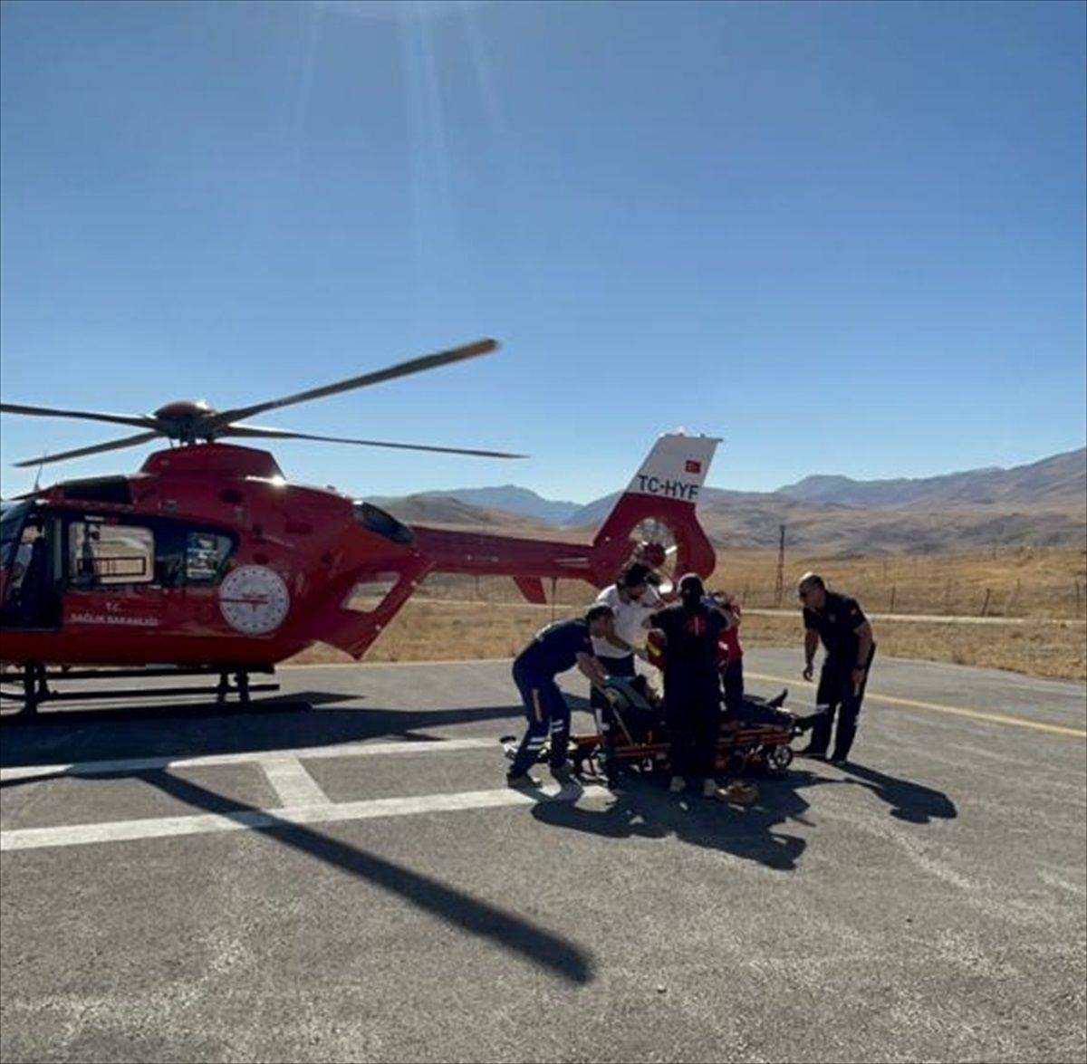 Van\'ın Gürpınar ilçesinde fenalaşan hasta ambulans helikopterle hastaneye götürüldü