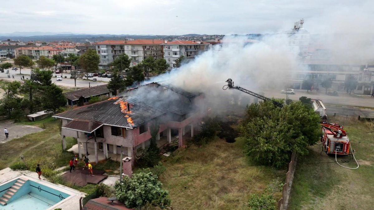 Sakarya\'da 3 Katlı Villa Alev Alev Yandı