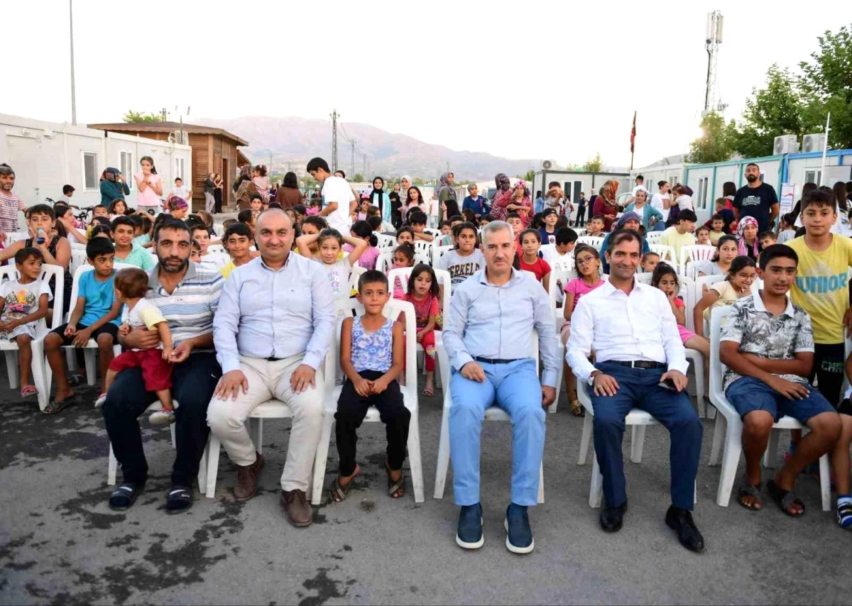 Yeşilyurt Belediye Başkanı Mehmet Çınar, Konteyner Kentte Çocuk Şenliği Düzenledi