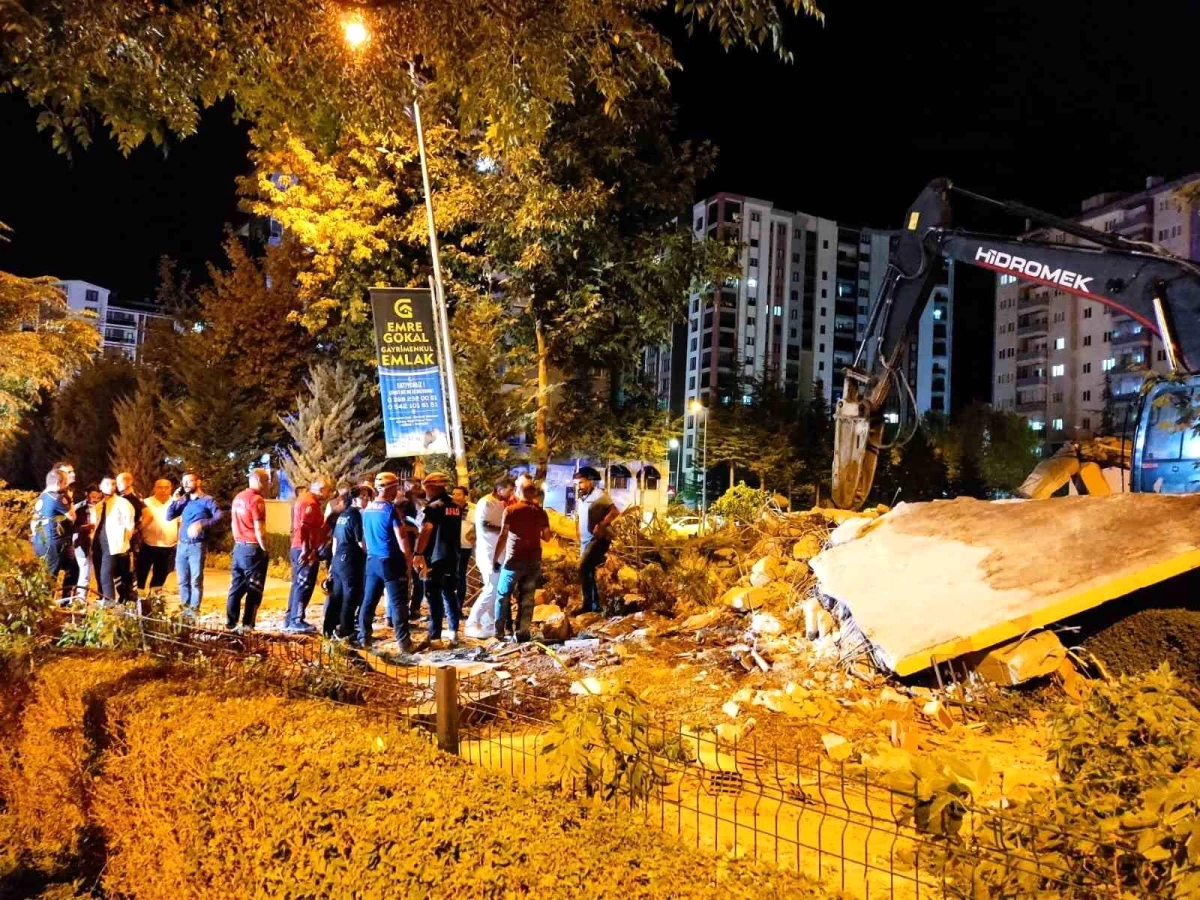 Niğde Ömer Halisdemir Üniversitesi Sağlık Bilimleri Fakültesi\'nde yangın merdiveni yıkımı sırasında 1 kişi yaralandı