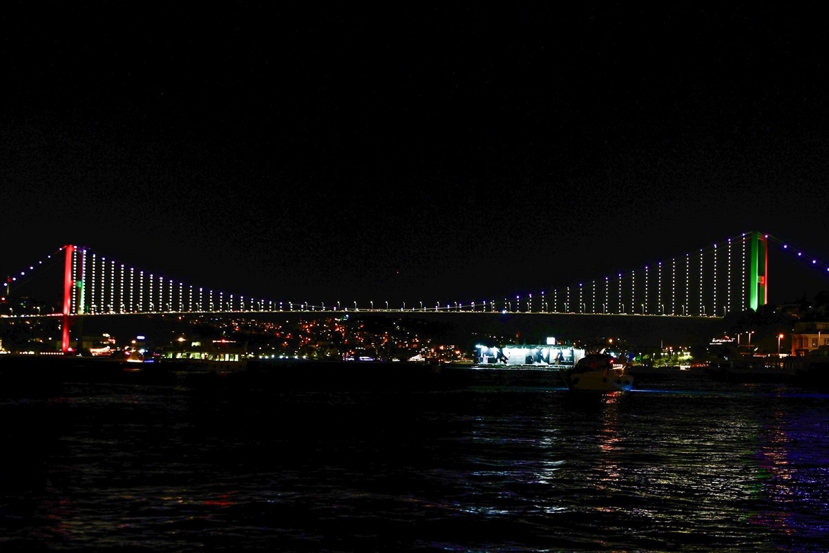 15 Temmuz Şehitler Köprüsü Tacikistan bayrağının renkleriyle aydınlatıldı