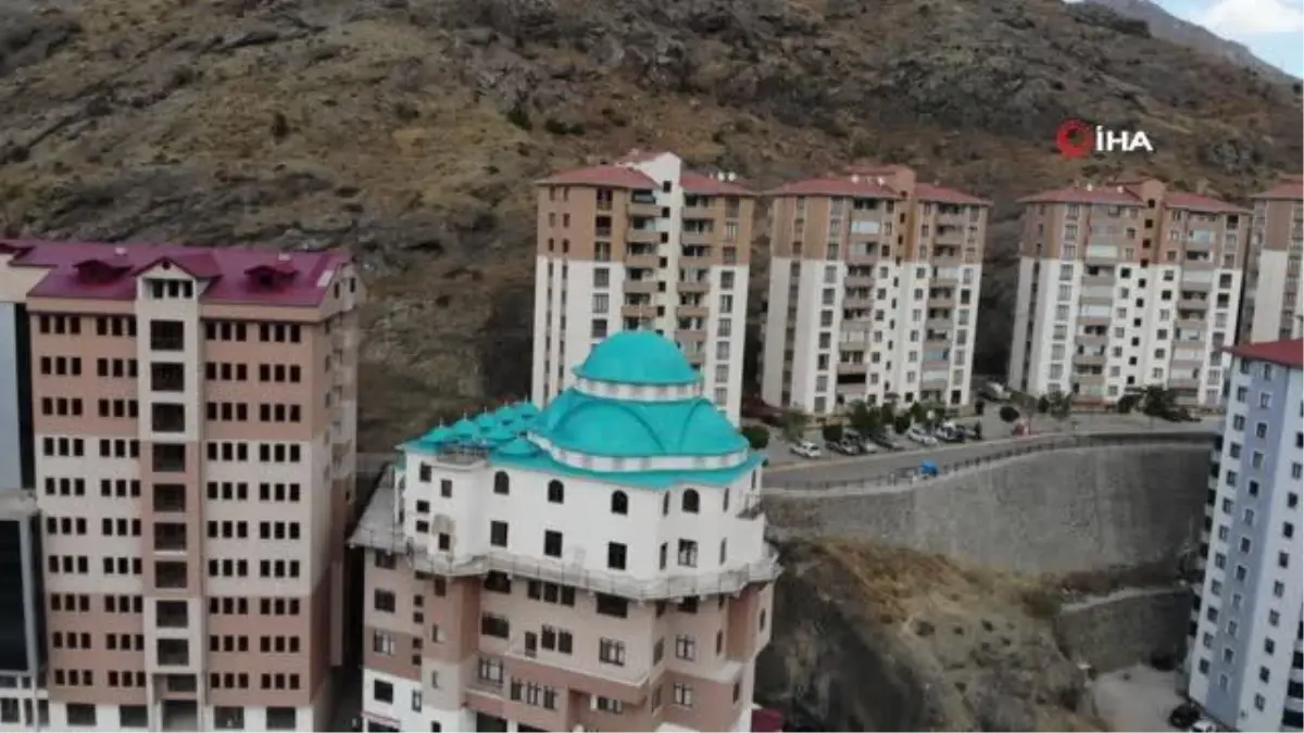 Gümüşhane\'de İlginç Mimarili Cami İnşaatı Tamamlanıyor