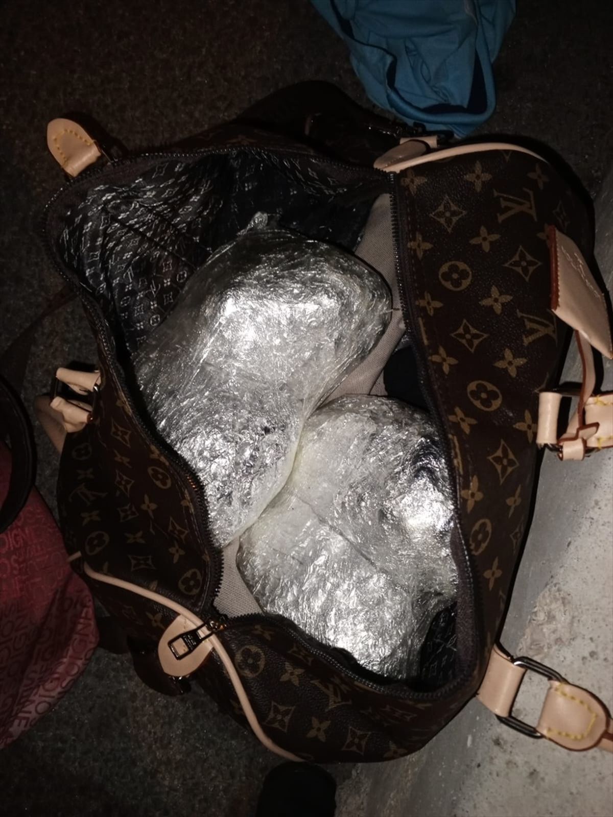 Adana\'da 1 kilo 950 gram esrar ele geçirilen otomobildeki 4 şüpheli gözaltına alındı