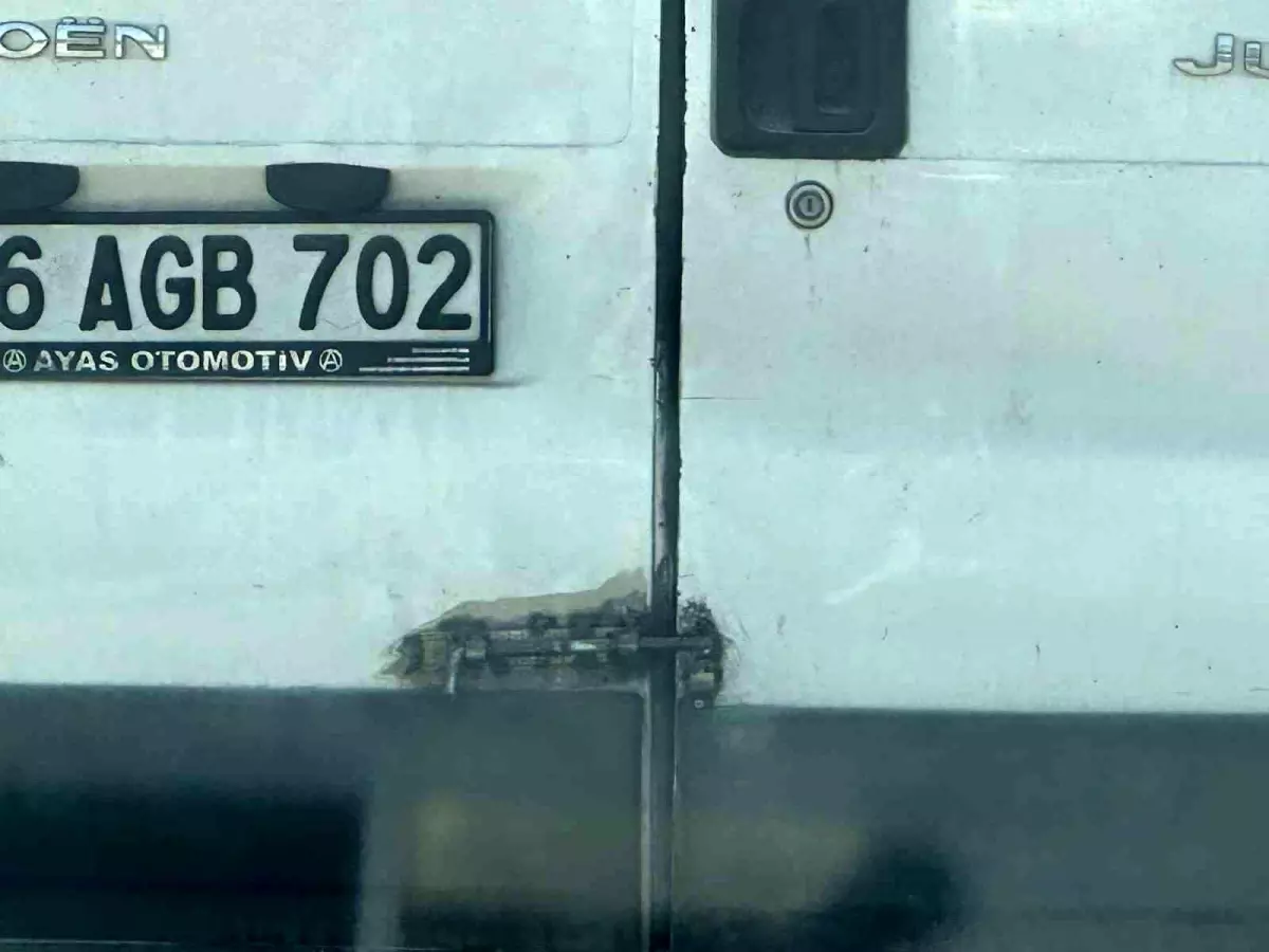Seyir halindeki aracın kapısına sürgülü kilit takan sürücü şaşırttı