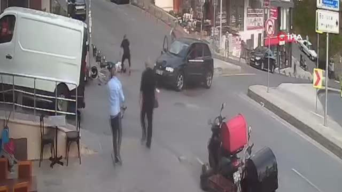 Arnavutköy\'de Motosiklet ile Otomobil Kafa Kafaya Çarpıştı