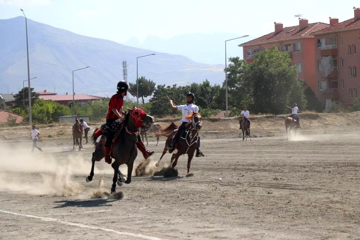 Erzincan\'da Ata Sporu Cirit Yaşatılıyor