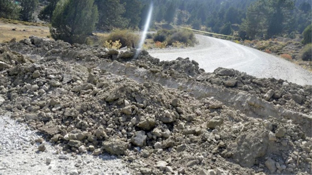 Burdurlu vatandaş tapulu arazisinden geçen karayolunu kazarak trafiğe kapattı