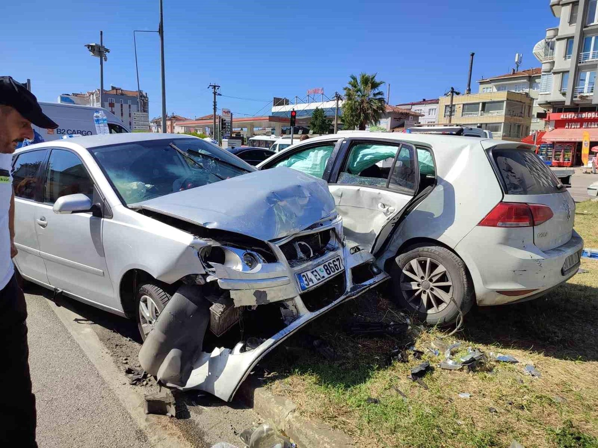 Samsun\'da Çarpışan Otomobiller Refüje Savruldu: 7 Yaralı
