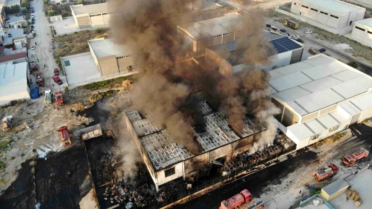 Manisa\'daki atık depolama tesisi yangını kontrol altına alınıyor