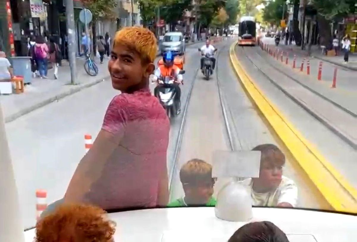 Eskişehir\'de tramvayın arkasına tutunarak yolculuk yapan çocuklar kaydedildi