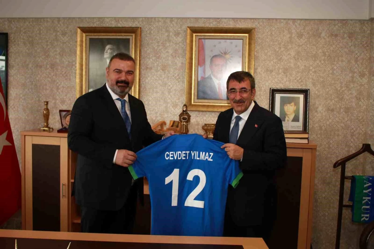 Cumhurbaşkanı Yardımcısı Cevdet Yılmaz, Çaykur Rizespor\'u ziyaret etti