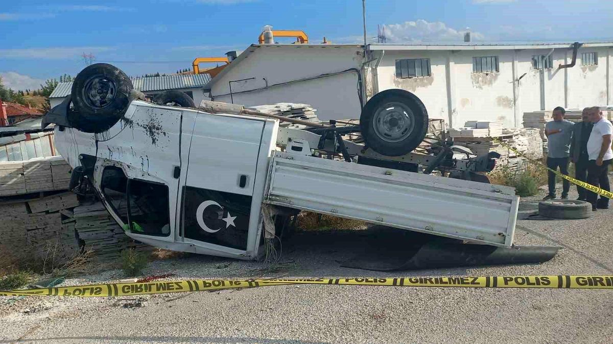 Afyonkarahisar\'da Kamyonet Devrildi, Sürücü Hayatını Kaybetti