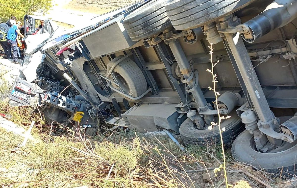 Niğde\'de tırın devrilmesi sonucu sürücü yaralandı