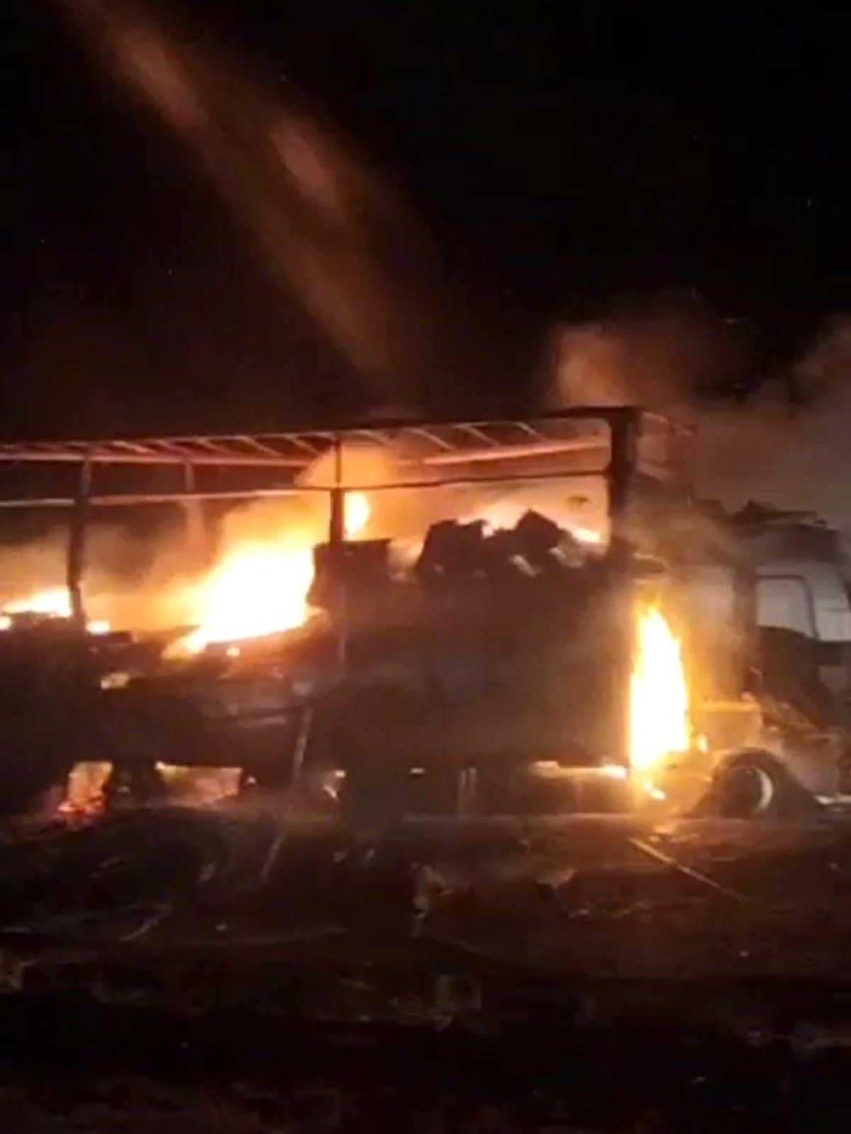 Diyarbakır-Şanlıurfa Karayolunda Tır Yangını