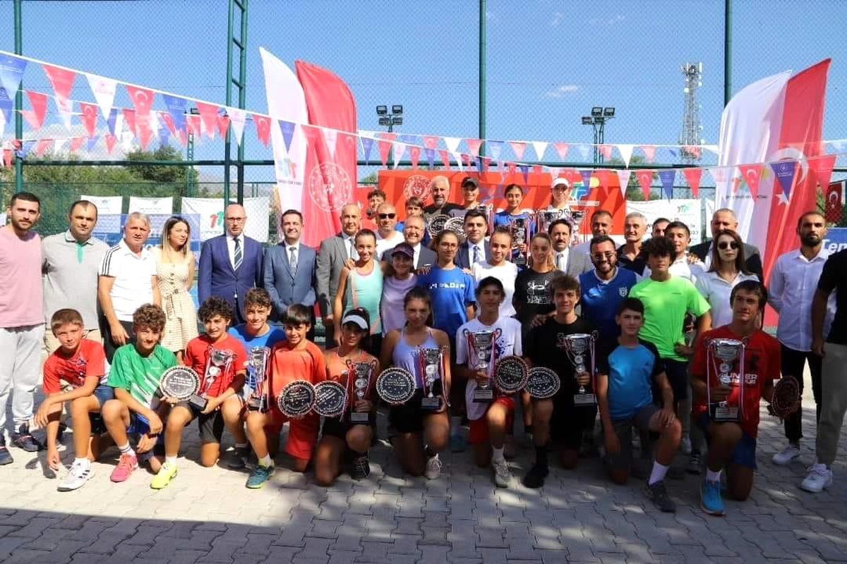 Erzincan\'da düzenlenen Uluslararası Tenis Europe 14 yaş ve altı Ergan Cup Turnuvasının kapanış ve ödül töreni yapıldı