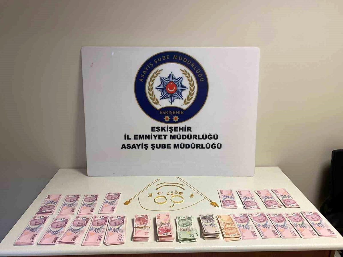 Eskişehir\'de Polis, Asker ve Savcı Rolüyle Dolandırıcılık Yapan 2 Kişi Tutuklandı