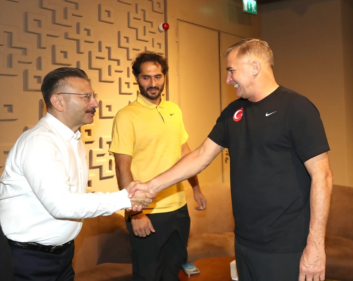 Eskişehir Valisi Hüseyin Aksoy, A Milli Futbol Takımı\'nı ziyaret etti