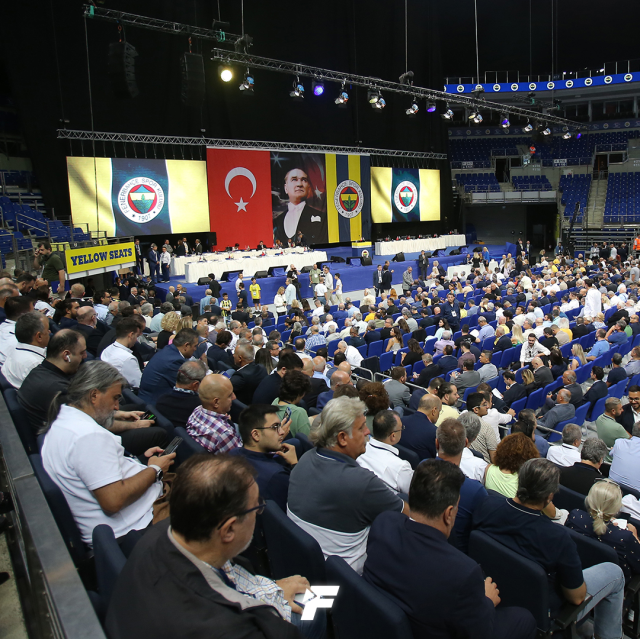 Fenerbahçe'nin Olağanüstü Tüzük Tadili Genel Kurulu'nda eski başkanlara yer ayrıldı