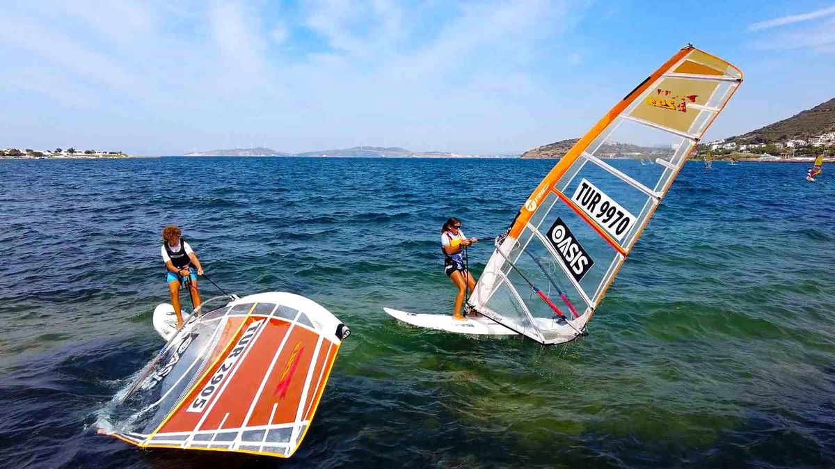 İzmir\'de düzenlenen yelken yarışları başladı