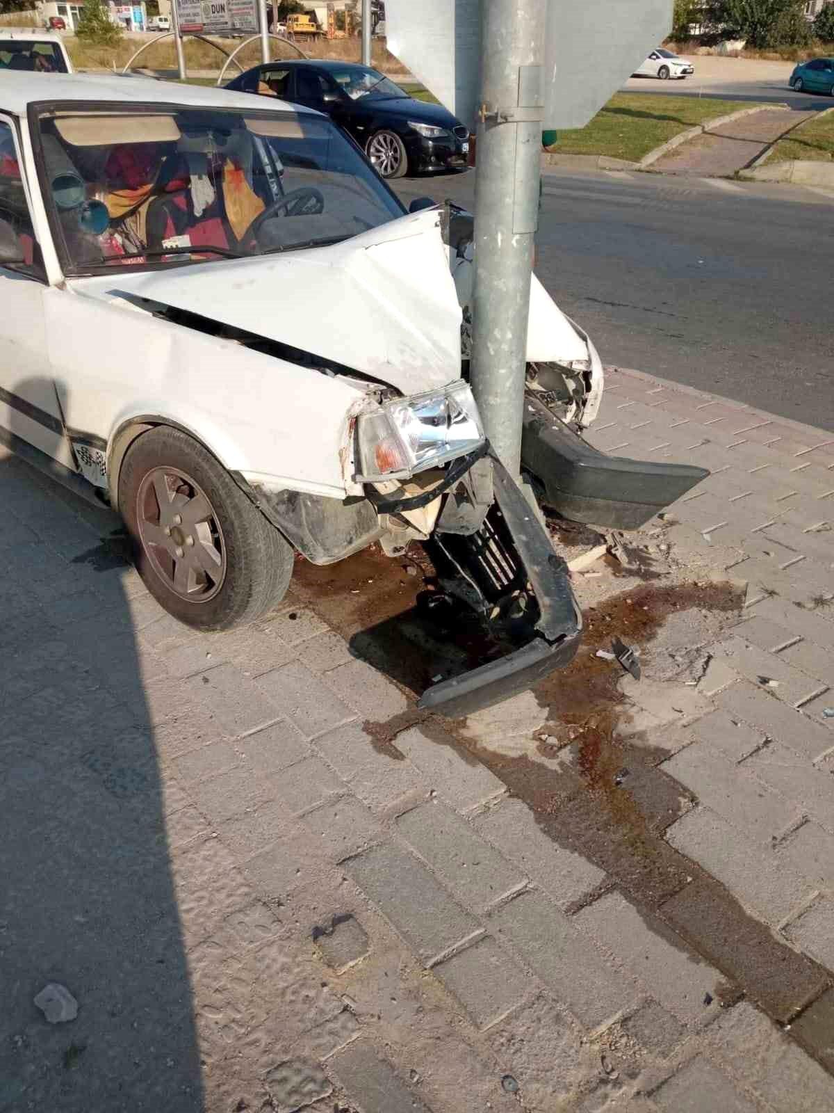 Manavgat\'ta freni tutmayan otomobil trafik ışıkları direğine çarptı