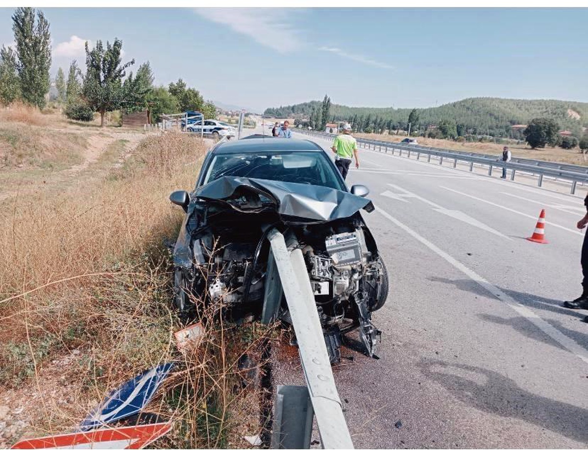 Kütahya\'da otomobil bariyerlere saplandı: 2 yaralı