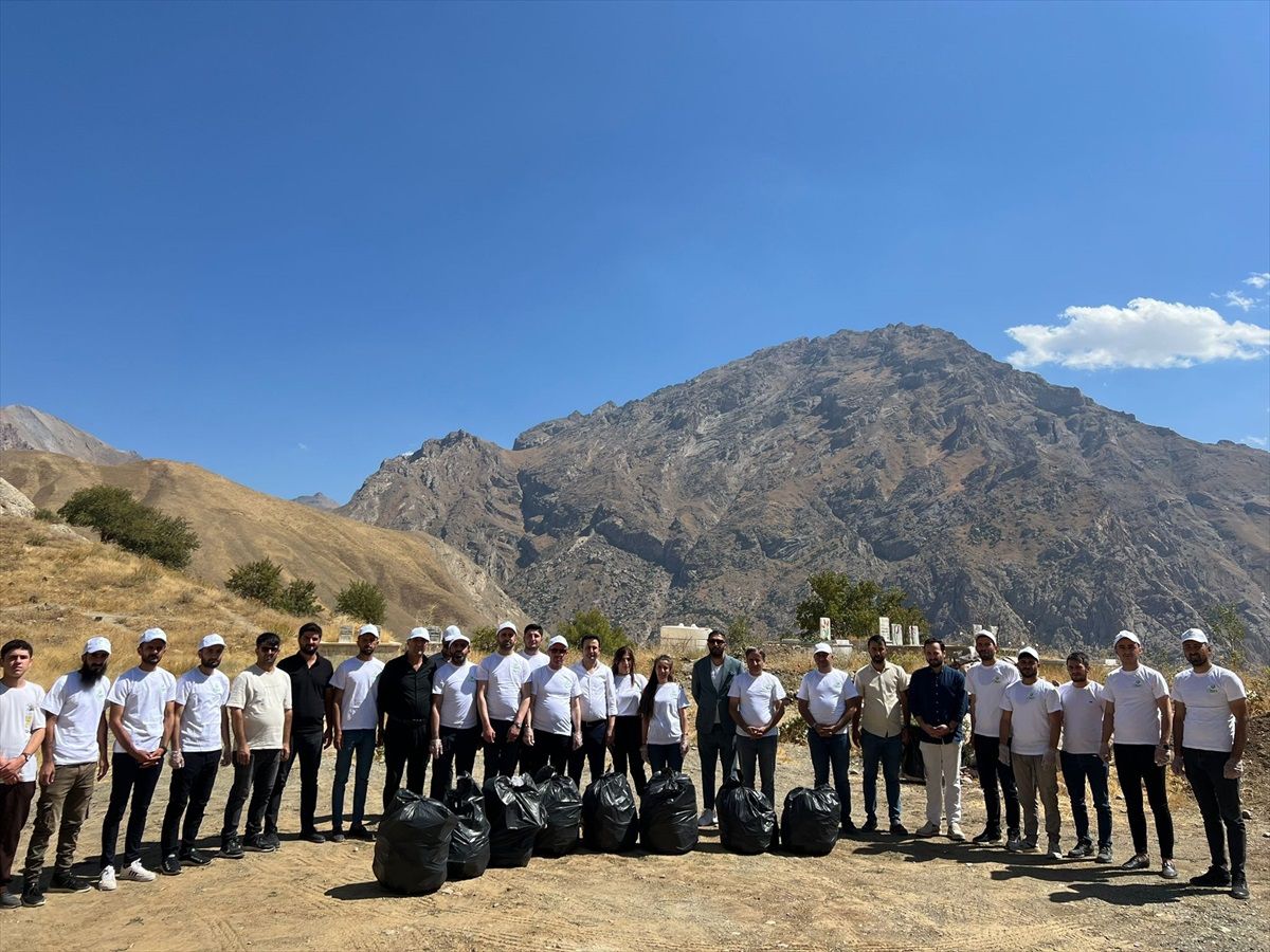 Hakkari\'de AK Parti Gençlik Kollarınca çevre temizliği etkinliği düzenlendi