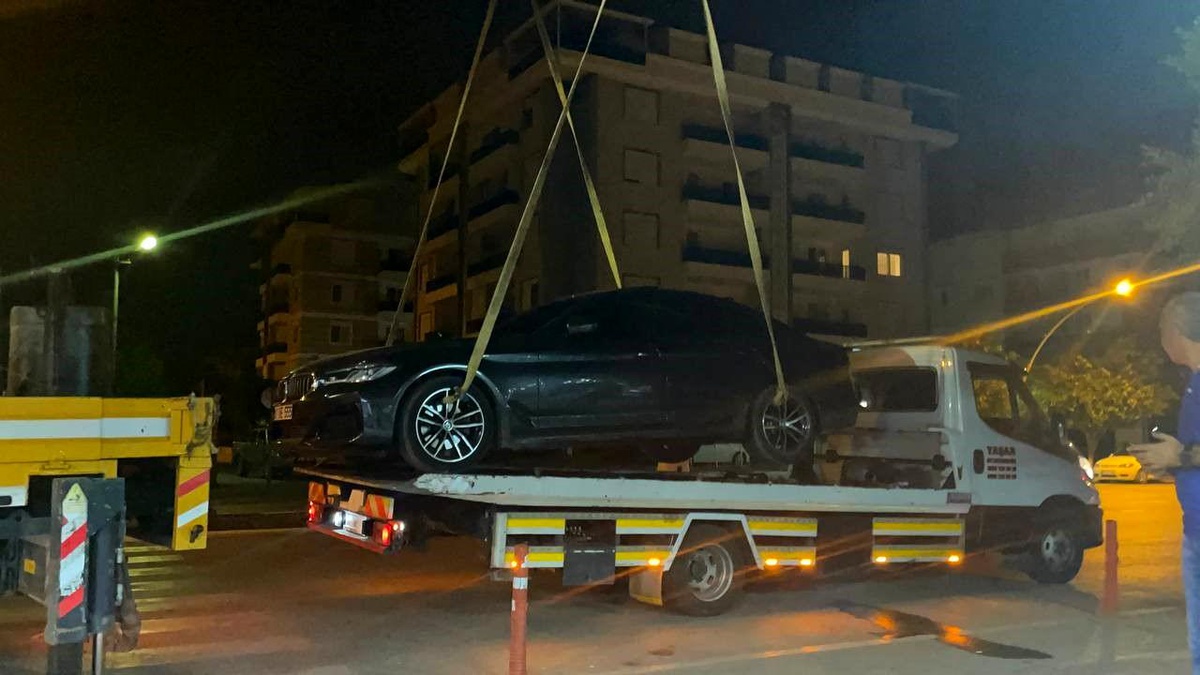Antalya\'da ters yolda park halindeki araçta ruhsatsız silah bulundu