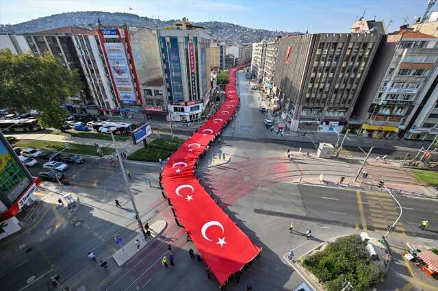 İzmir'de coşkulu kutlama! Türk ordusunun 101 yıl önce şehre girerken kullandığı güzergahta dev Türk bayrağı taşıdılar