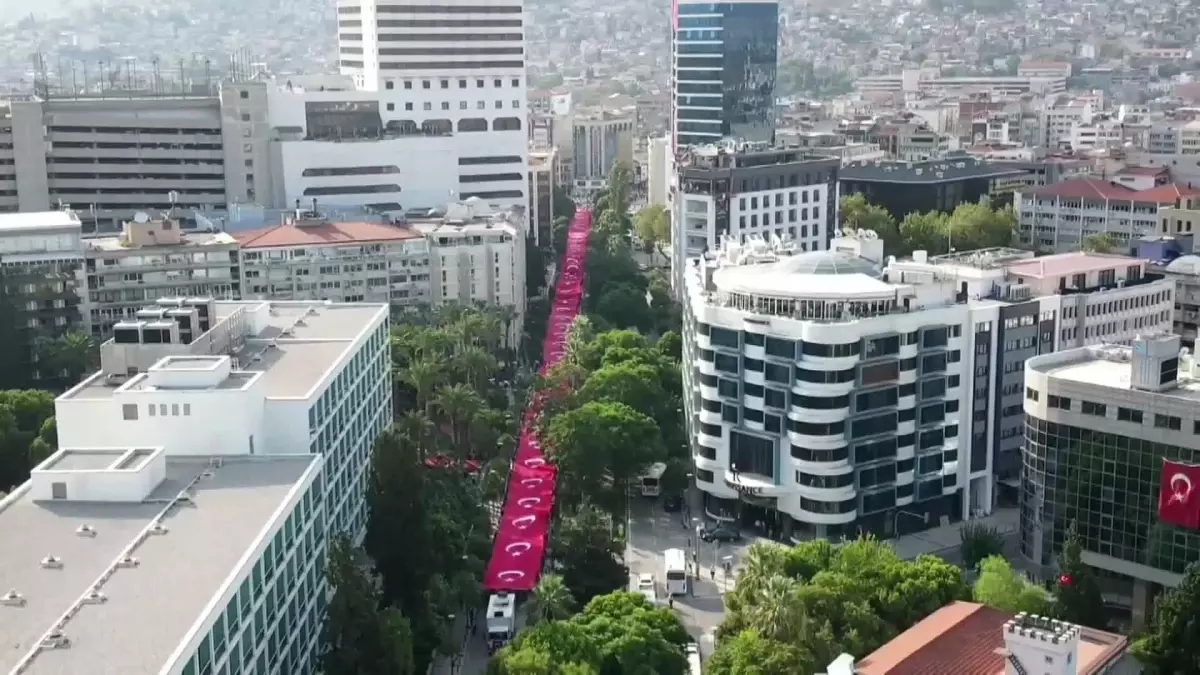 İzmir\'in Kurtuluş Günü Coşkuyla Kutlandı