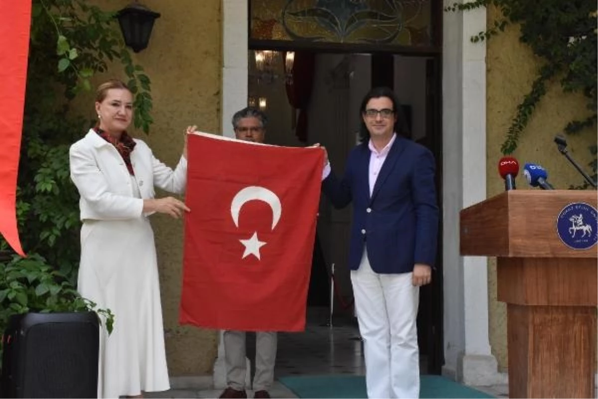 İzmir\'in kurtuluşunda elde dikilen Türk bayrağı, Bayrakbilim ve Türk Bayrakları Müzesi\'nde