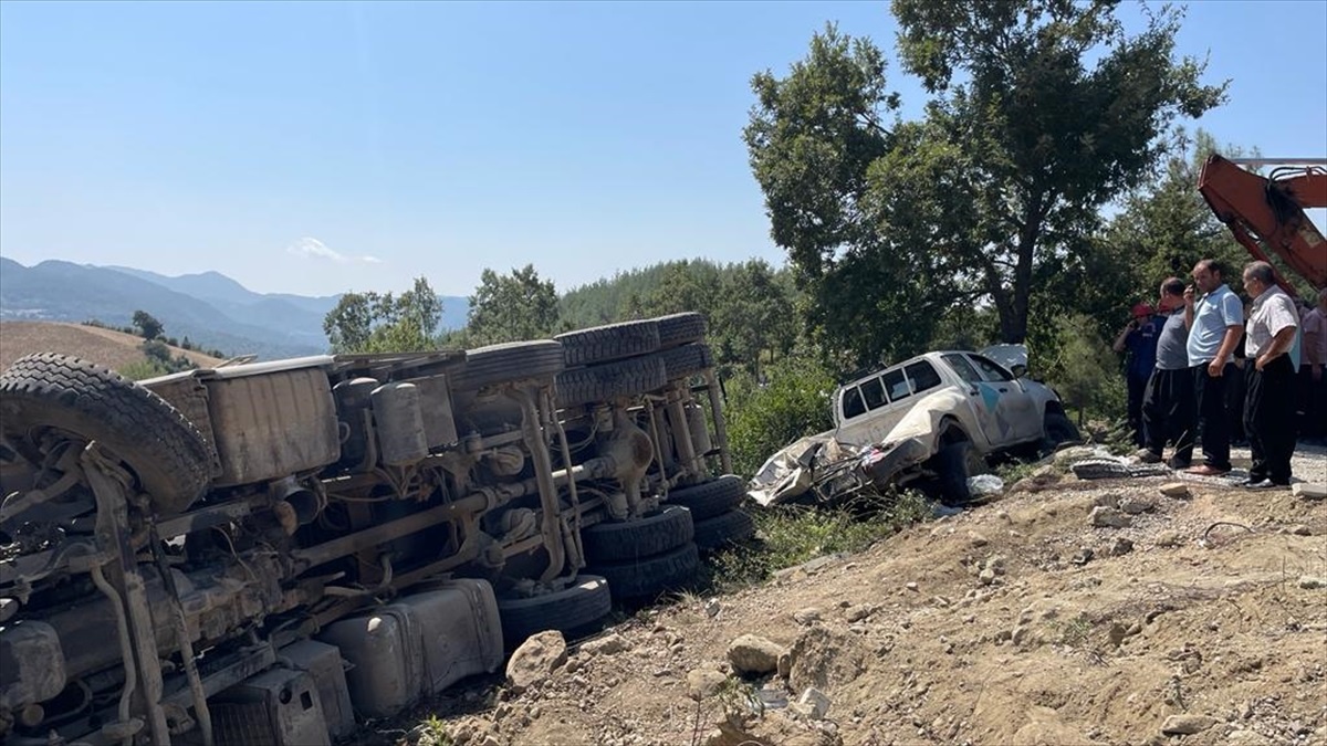 FRENİ PATLAYAN KAMYON CENAZE NAMAZI KILANLARIN ARASINA DALDI; ÖLÜ VE YARALlLAR VAR