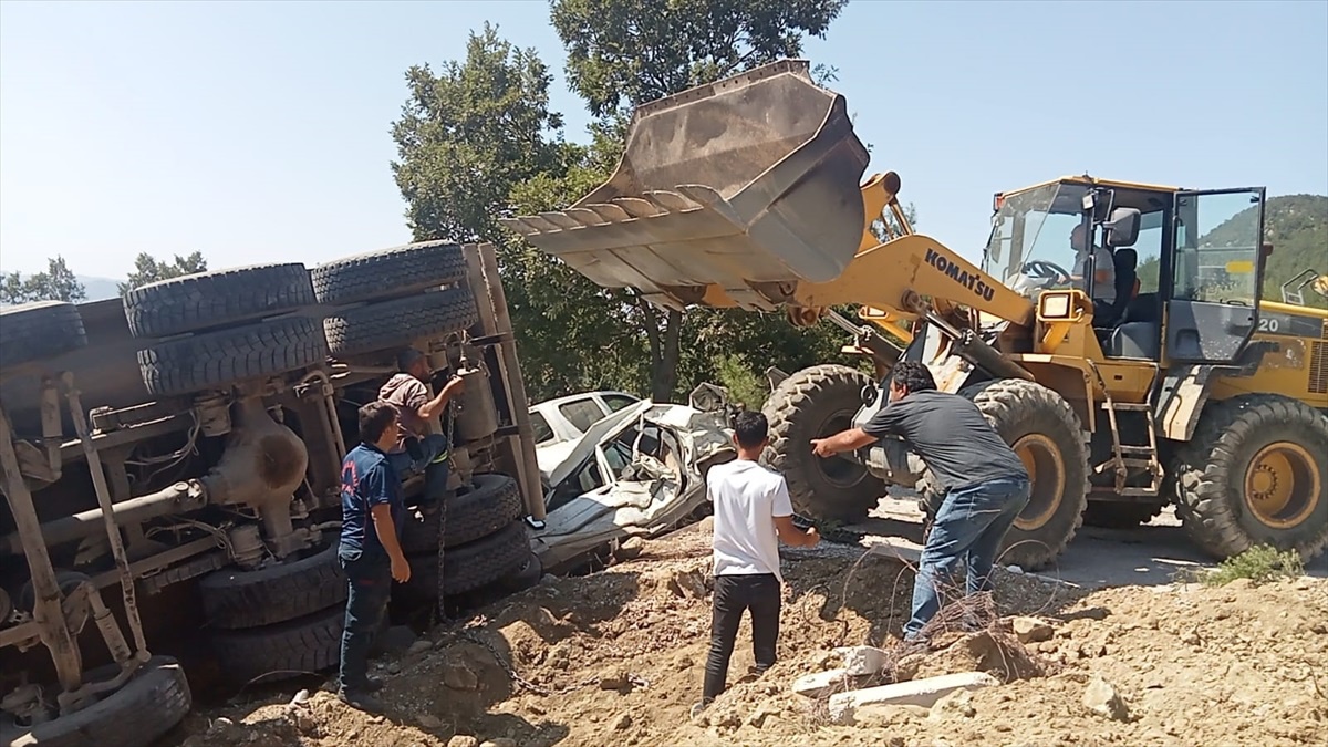 Kamyon Cenaze Törenine Dalıp Vatandaşları Çarptı