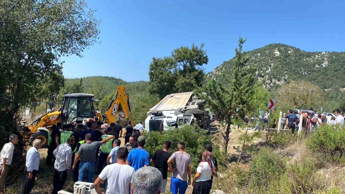Kahramanmaraş\'ta freni patlayan kamyon kalabalığa daldı: Ölü ve yaralılar var