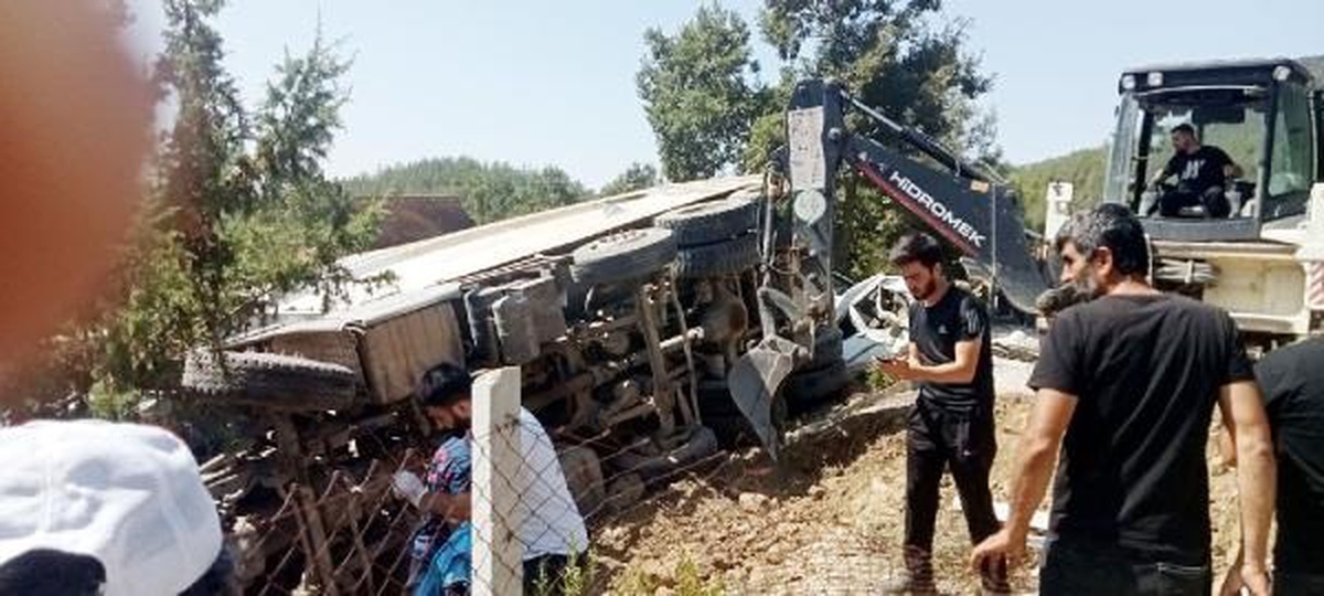 Kamyon Mezarlıkta Cenaze Namazı Kılanların Arasına Daldı