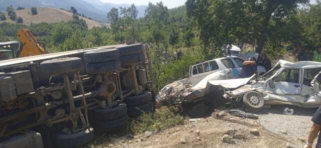 Kahramanmaraş'ta kamyon kazasında hayatını kaybedenlerin kimliği belirlendi Kahramanmaraş'ta kamyon kazasında hayatını kaybedenlerin kimliği belirlendi