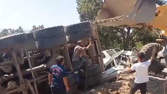 Kamyonun cenaze merasimi alanına daldığı kaza yerinden ilk görüntüler Kamyonun cenaze merasimi alanına daldığı kaza yerinden ilk görüntüler
