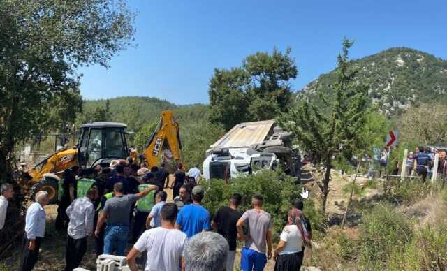 Kamyonun cenaze merasimi alanına daldığı kaza yerinden ilk görüntüler Kamyonun cenaze merasimi alanına daldığı kaza yerinden ilk görüntüler