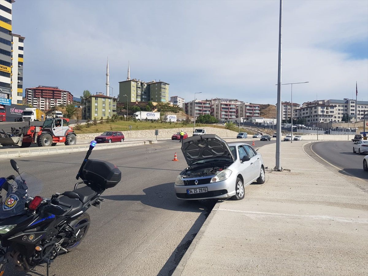 Karabük\'te refüje çarpan otomobildeki 2 kişi yaralandı