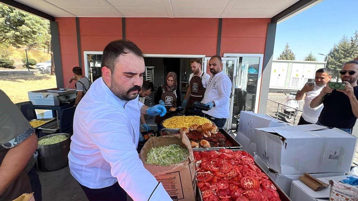 Kahramanmaraş\'ta Hayırsever İşletmeci Konteyner Kentteki Çocuklara 15 Bin Hamburger İkram Etti