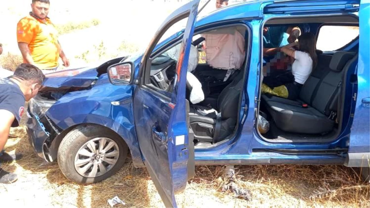 Antalya\'da 3 aracın karıştığı trafik kazasında 6 kişi yaralandı