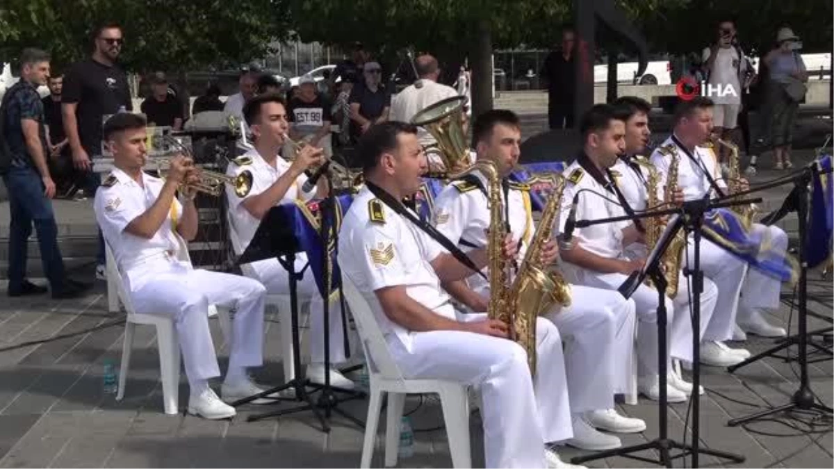 Kuzey Deniz Saha Komutanlığı Bandosu Taksim Meydanı\'nda konser verdi