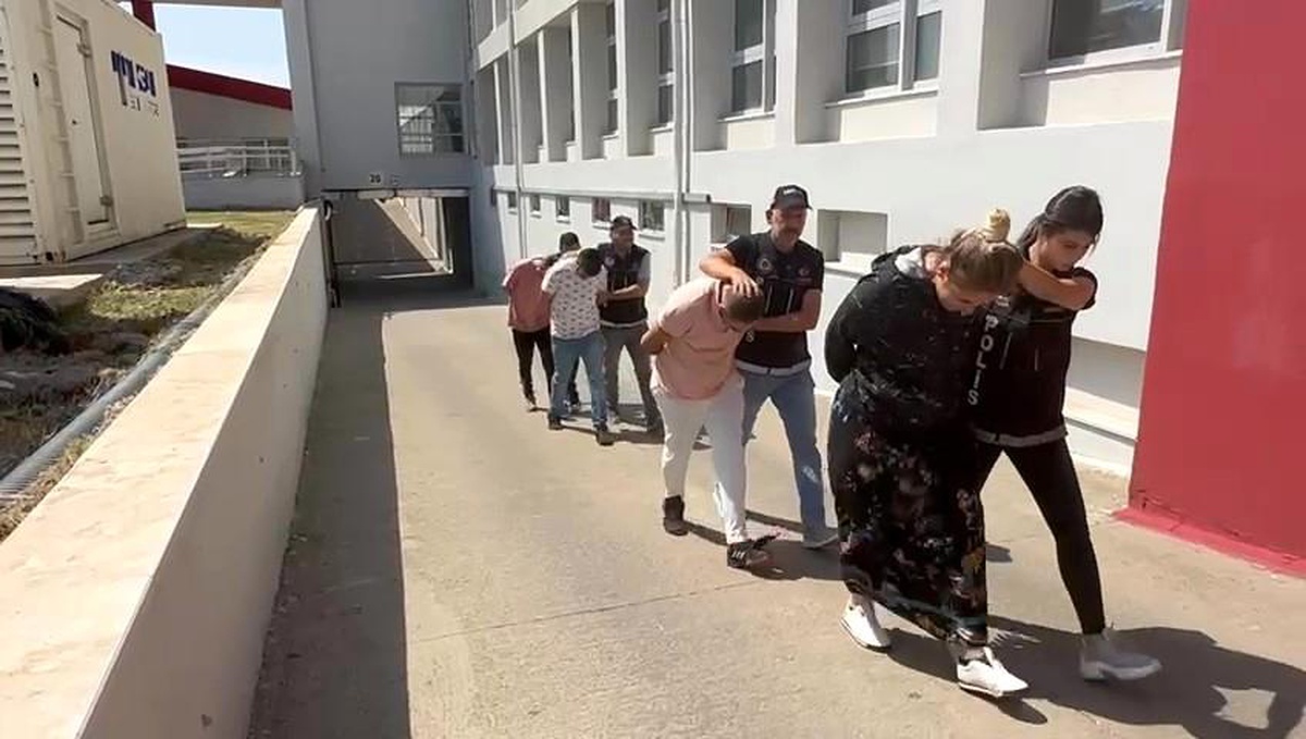 Adana\'da Lüks Otomobilde Uyuşturucu Operasyonu