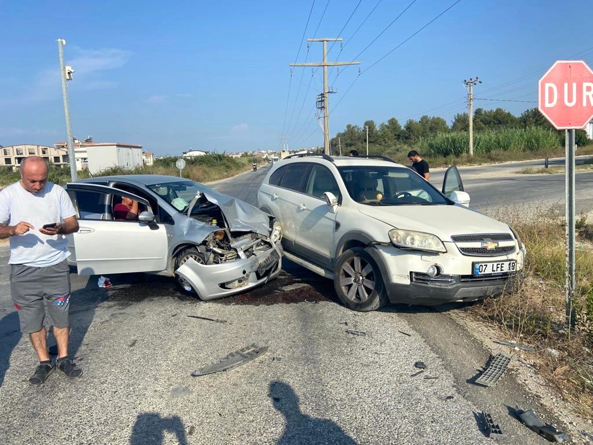 Manavgat\'ta Otomobil Çarpışması: Bir Kişi Yaralandı