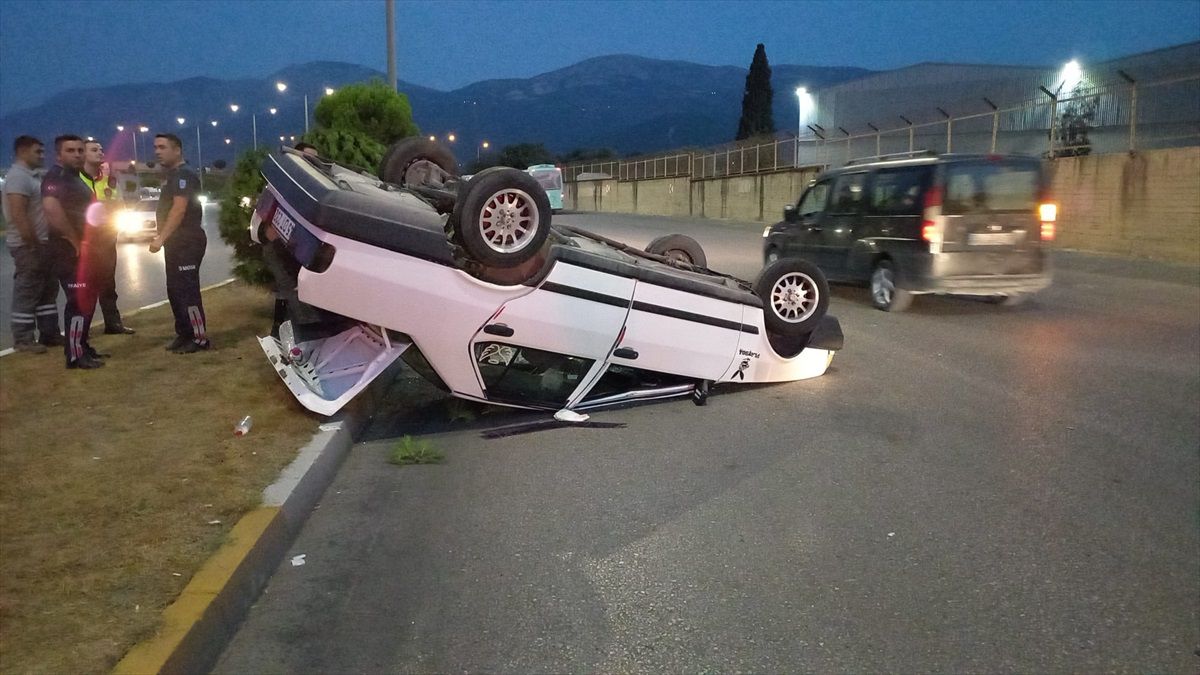 Manisa\'da otomobil devrildi, sürücü yaralandı