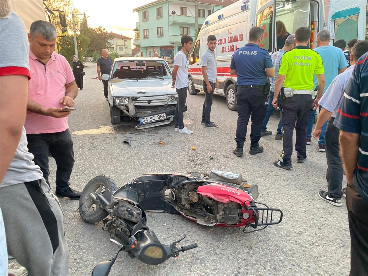 Akyazı\'da otomobil ile motosiklet çarpıştı, sürücü yaralandı